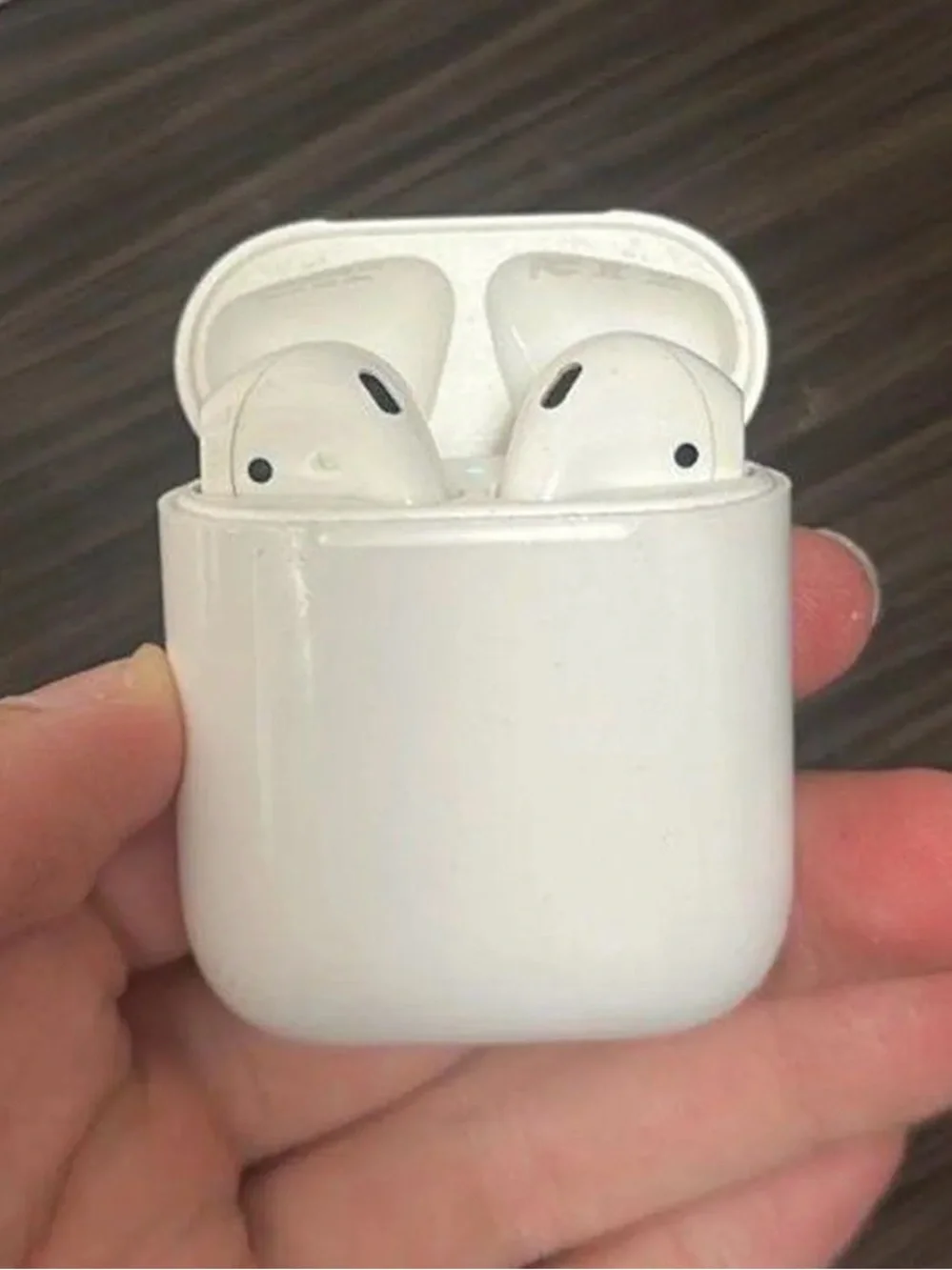 Apple White Wireless Earbuds with Charging Case